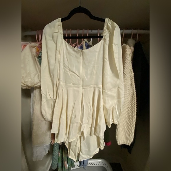 [NEED GONE] Tinfour Ivory Cream Romper - Picture 3 of 5